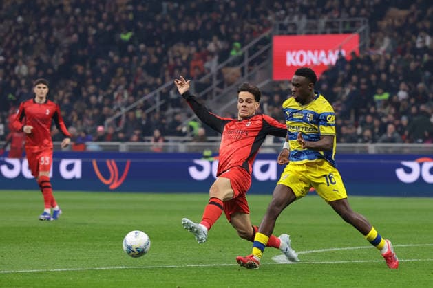Milan, Italy, 22nd February 2026. Ardon Jashari of AC Milan challenges Mandela Keita of Parma Calcio during the AC Milan vs Parma Serie A match at Giuseppe Meazza, Milan. Picture credit should read: Jonathan Moscrop Sportimage EDITORIAL USE ONLY. No use with unauthorised audio, video, data, fixture lists, club league logos or live services. Online in-match use limited to 120 images, no video emulation. No use in betting, games or single club league player publications. SPI_080_MILAN_PARMA SPI-4549-0080
