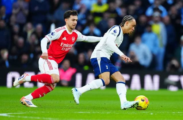 Martin Zubimendi of Arsenal chases Xavi Simons of Tottenham Hotspur Tottenham Hotspur v Arsenal, Premier League, Football, Tottenham Hotspur Stadium, London, UK - 22 Feb 2026London Tottenham Hotspur Stadium United Kingdom EDITORIAL USE ONLY No use with unauthorised audio, video, data, fixture lists, club league logos or live services. Online in-match use limited to 120 images, no video emulation. No use in betting, games or single club league player publications. Copyright: xJavierxGarcia Shutterstockx 16681578dk