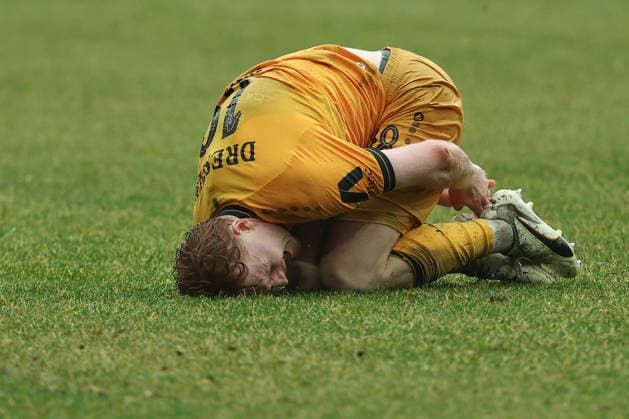 2. Bundesliga - Hannover 96 - Dynamo Dresden am 22.02.2026 in der Heinz von Heiden Arena in Hannover Robert Wagner (Dresden 18) Verletzt, Verletzung, Schmerzen