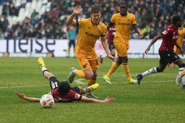 2. Bundesliga - Hannover 96 - Dynamo Dresden am 22.02.2026 in der Heinz von Heiden Arena in Hannover Daisuke Yokota (Hannover) liegt nach einem Zweikampf mit Spieler Alexander Rossipal (Dresden 19) auf dem Rasen