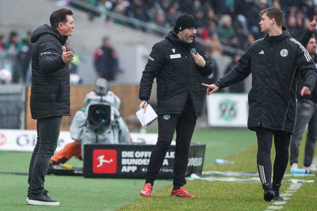 2. Bundesliga - Hannover 96 - Dynamo Dresden am 22.02.2026 in der Heinz von Heiden Arena in Hannover Trainer Christian Titz (Hannover) gestikuliert diskutiert mit dem Vierten Offiziellen Yannick Sager