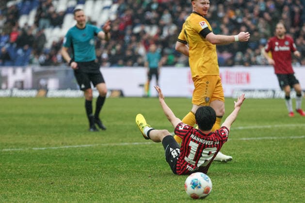 2. Bundesliga - Hannover 96 - Dynamo Dresden am 22.02.2026 in der Heinz von Heiden Arena in Hannover Daisuke Yokota (Hannover) sitzt auf dem Rasen und gestikuliert