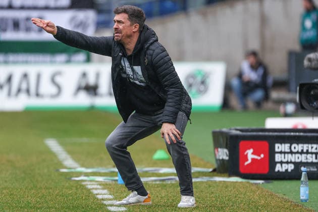 2. Bundesliga - Hannover 96 - Dynamo Dresden am 22.02.2026 in der Heinz von Heiden Arena in Hannover Trainer Thomas Stamm (Dresden) gibt lautstark Anweisungen