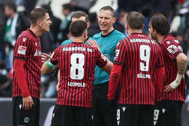 2. Bundesliga - Hannover 96 - Dynamo Dresden am 22.02.2026 in der Heinz von Heiden Arena in Hannover Wilde Diskussionen nach Abpfiff mit Schiedsrichter Martin Petersen , hier reklamieren Maik Nawrocki (Hannover) , Enzo Leopold (Hannover) , Benjamin Källman Kaellman (Hannover) , Kolja Nuno Oudenne (Hannover)