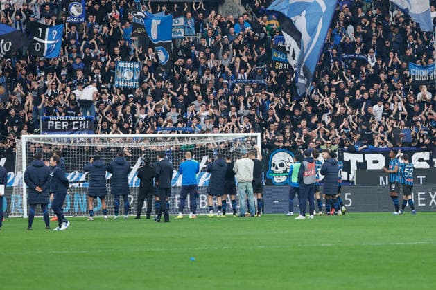 February 22, 2026, Bergamo, Italy: Atalanta BC s players celebrate their victory at the end of the match during the Italian Serie A soccer match between Atalanta BC and SSC Napoli at New Balance Arena. Final score; Atalanta BC 2:1 SSC Napoli Bergamo Italy - ZUMAs197 20260222_aaa_s197_219 Copyright: xEmanuelexPennacchiox