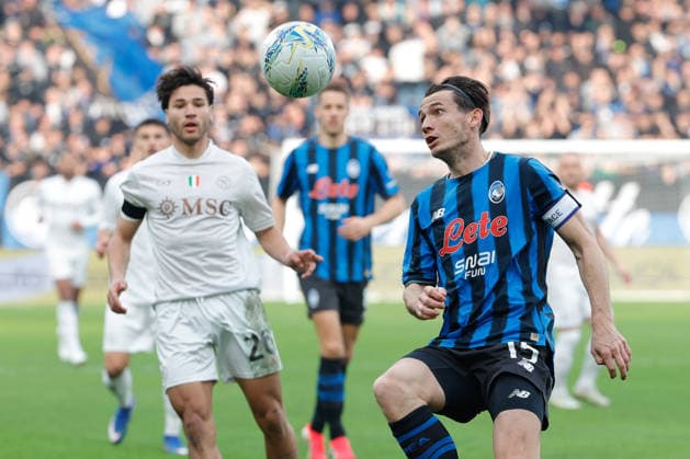 February 22, 2026, Bergamo, Italy: Marten De Roon of Atalanta BC and Antonio Vergara of SSC Napoli seen in action during the Italian Serie A soccer match between Atalanta BC and SSC Napoli at New Balance Arena. Final score; Atalanta BC 2:1 SSC Napoli Bergamo Italy - ZUMAs197 20260222_aaa_s197_226 Copyright: xEmanuelexPennacchiox