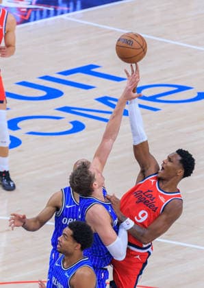 February 22, 2026, Inglewood, California, USA: Bennedict Mathurin 9 of the Los Angeles Clippers puts a shot over Moritz Wagner 21 of the Orlando Magic during a NBA, Basketball Herren, USA regular season game on Sunday February 22, 2026 at Intuit Dome Arena in Inglewood, California. JAVIER ROJAS PI Inglewood USA - ZUMAp124 20260222_zaa_p124_075 Copyright: xJavierxRojasx