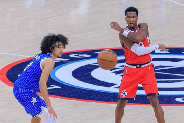 February 22, 2026, Inglewood, California, USA: Bennedict Mathurin 9 of the Los Angeles Clippers passes away from Anthony Black 0 of the Orlando Magic during a NBA, Basketball Herren, USA regular season game on Sunday February 22, 2026 at Intuit Dome Arena in Inglewood, California. JAVIER ROJAS PI Inglewood USA - ZUMAp124 20260222_zaa_p124_085 Copyright: xJavierxRojasx