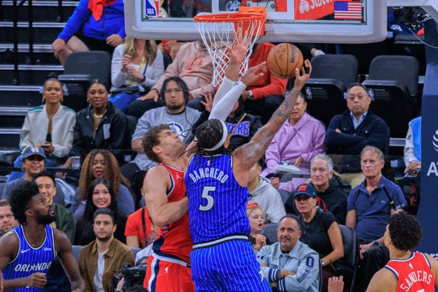 February 22, 2026, Inglewood, California, USA: Brook Lopez 11 of the Los Angeles Clippers tries to block a shot by Paolo Banchero 5 of the Orlando Magic during a NBA, Basketball Herren, USA regular season game on Sunday February 22, 2026 at Intuit Dome Arena in Inglewood, California. JAVIER ROJAS PI Inglewood USA - ZUMAp124 20260222_zaa_p124_092 Copyright: xJavierxRojasx