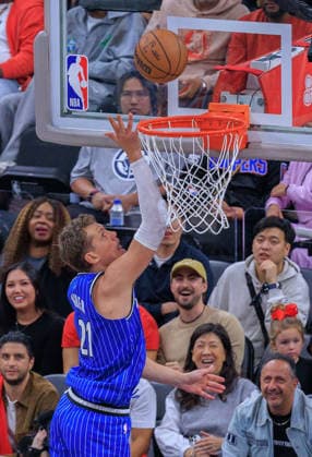 February 22, 2026, Inglewood, California, USA: MORITZ WAGNER (21) of the Orlando Magic puts up a layup during a NBA, Basketball Herren, USA regular season game against the Los Angeles Clippers on Sunday at the Intuit Dome Arena in Inglewood. Inglewood USA - ZUMAp124 20260222_zaa_p124_073 Copyright: xJavierxRojasx