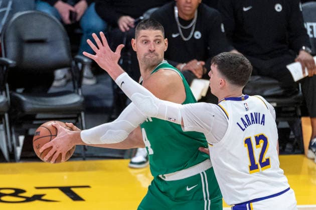 February 22, 2026, Los Angeles, California, United States: Boston Celtics™ Nikola Vucevic (4) is defended by Los Angeles Lakers™ Jake LaRavia (12) during an NBA, Basketball Herren, USA basketball game at Crypto.com Arena on Sunday, Feb. 22, 2026 in Los Angeles. Los Angeles United States - ZUMAs197 20260222_aaa_s197_315 Copyright: xRingoxChiux