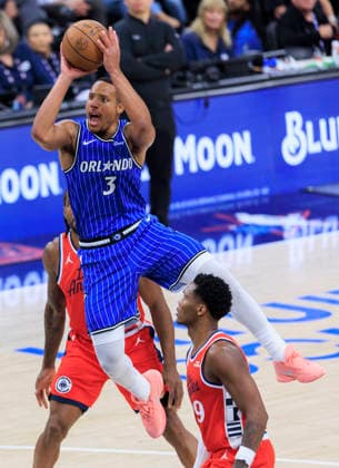 February 22, 2026, Inglewood, California, USA: Desmond Bane 3 of the Orlando Magic leaps over Benedict Mathurin 9 of the Los Angeles Clippers to score during their regular season NBA, Basketball Herren, USA game on Sunday February 22, 2026 at Intuit Dome in Inglewood, California. Clippers lose to Magic, 109-111. ARIANA RUIZ PI Inglewood USA - ZUMAp124 20260222_zaa_p124_113 Copyright: xArianaxRuizx