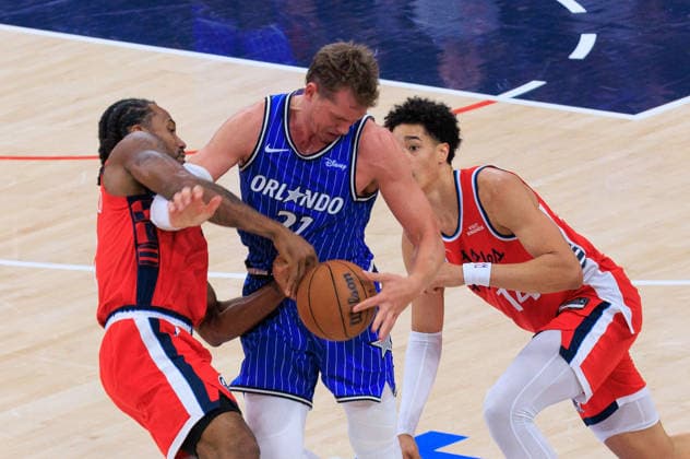 February 22, 2026, Inglewood, California, USA: Kawhi Leonard 2 and Yanic Konan Niederhauser 14 of the Los Angeles Clippers battle for the ball with Moritz Wagner 21 of the Orlando Magic during a NBA, Basketball Herren, USA regular season game on Sunday February 22, 2026 at Intuit Dome Arena in Inglewood, California. Clippers lose to Magic, 109-111. JAVIER ROJAS PI Inglewood USA - ZUMAp124 20260222_zaa_p124_135 Copyright: xJavierxRojasx