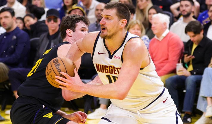 (260223) -- SAN FRANCISCO, Feb. 23, 2026 -- Nikola Jokic (R) of Denver Nuggets vies for the ball during the 2025-2026 NBA, Basketball Herren, USA regular season game between Golden State Warriors and Denver Nuggets in San Francisco, the United States, Feb. 22, 2026. (Photo by Xinhua) (SP)U.S.-SAN FRANCISCO-BASKETBALL-NBA-WARRIORS VS NUGGETS ArthurxDong 