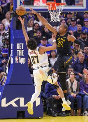 (260223) -- SAN FRANCISCO, Feb. 23, 2026 -- Jamal Murray (L) of Denver Nuggets vies with Al Horford of Golden State Warriors during the 2025-2026 NBA, Basketball Herren, USA regular season game between Golden State Warriors and Denver Nuggets in San Francisco, the United States, Feb. 22, 2026. (Photo by Xinhua) (SP)U.S.-SAN FRANCISCO-BASKETBALL-NBA-WARRIORS VS NUGGETS ArthurxDong 