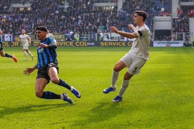 Atalanta BC v SSC Napoli - Serie A Miguel Gutierrez of SSC Napoli competes for the ball with Raul Bellanova of Atalanta BC during the Atalanta BC vs SSC Napoli, 26th Serie A Enilive 2025-26 game at New Balance Arena in Bergamo, Italy, on February 22, 2026. Bergamo Italy  Copyright: xDavidexCasentinix originalFilename:casentini-atalanta260222_npdMn.jpg