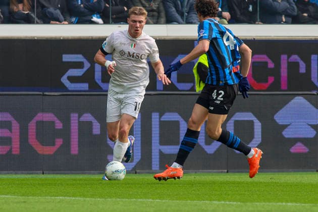 Atalanta BC v SSC Napoli - Serie A Rasmus Hojlund of SSC Napoli competes for the ball with Giorgio Scalvini of Atalanta BC during the Atalanta BC vs SSC Napoli, 26th Serie A Enilive 2025-26 game at New Balance Arena in Bergamo, Italy, on February 22, 2026. Bergamo Italy  Copyright: xDavidexCasentinix originalFilename:casentini-atalanta260222_nprnO.jpg