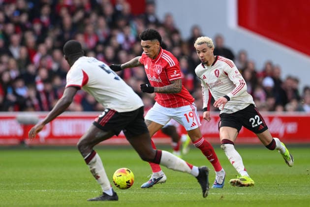 Nottingham Forest v Liverpool - Premier League Igor Jesus of Nottingham Forest is under pressure from Hugo Ekitike of Liverpool during the Premier League match between Nottingham Forest and Liverpool at the City Ground in Nottingham, England, on February 22, 2026. Nottingham Nottinghamshire United Kingdom  Copyright: xMIxNewsx originalFilename:fletcher-nottingh260222_npC2T.jpg