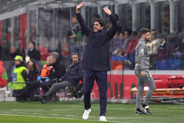 AC Milan vs Parma Calcio Italy, Milan, 2026 02 22: Carlos Cuesta (Parma manager) gives advices to players in the first half during soccer game AC Milan vs Parma Calcio, Serie A Enilive 2025-2026 day 26 at San Siro Stadium Milan Lombardy Deutschland Copyright: xFabrizioxAndreaxBertanix