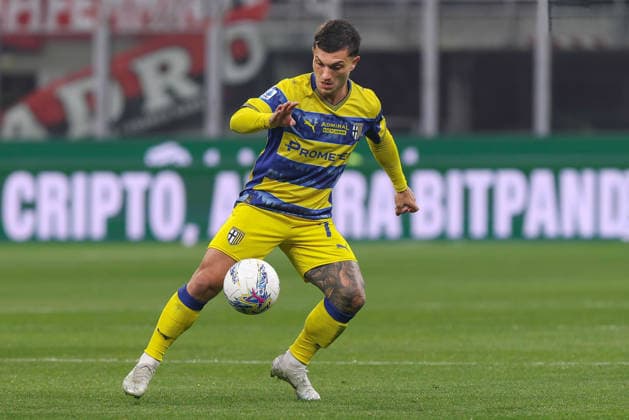 AC Milan vs Parma Calcio Italy, Milan, 2026 02 22: Gabriel Strefezza (Parma) dribbles in center field in the first half during soccer game AC Milan vs Parma Calcio, Serie A Enilive 2025-2026 day 26 at San Siro Stadium Milan Lombardy Deutschland Copyright: xFabrizioxAndreaxBertanix