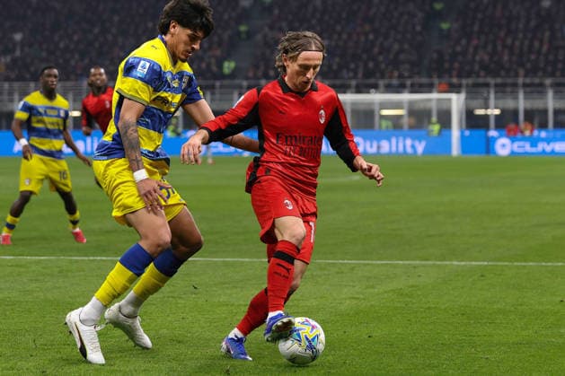 AC Milan vs Parma Calcio Italy, Milan, 2026 02 22: Mariano Troilo, Luka Modric (AC Milan) attacks the penalty area in the first half during soccer game AC Milan vs Parma Calcio, Serie A Enilive 2025-2026 day 26 at San Siro Stadium Milan Lombardy Deutschland Copyright: xFabrizioxAndreaxBertanix
