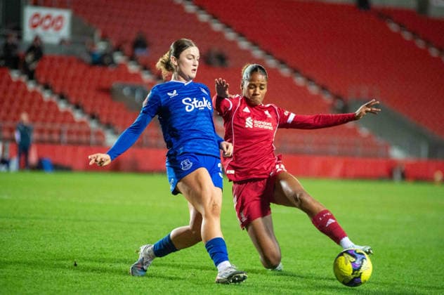 Ruby Mace (30 Everton) and Aurelie Csillag (27 Liverpool) battling for the ball during the Women?s Fa cup game between Liverpool and Everton at St Helens Stadium St Helens, England Copyright: xClarexOverfieldx xSPPx Sportspressphoto_SPR96953