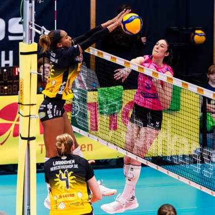 22.02.2026, GER, Volleyball, Frauen, Saison 25 26, ZOI DVV-Pokal, Halbfinale, VfB 91 Suhl Lotto Thueringen - Allianz MTV Stuttgart Sanaa Dotson (VfB 91 Suhl Lotto Thueringen), Jasmine Gross (Allianz MTV Stuttgart) 98527 Suhl Sporthalle Wolfsgrube Thüringen Deutschland