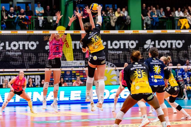 22.02.2026, GER, Volleyball, Frauen, Saison 25 26, ZOI DVV-Pokal, Halbfinale, VfB 91 Suhl Lotto Thueringen - Allianz MTV Stuttgart Mackenzie Foley (VfB 91 Suhl Lotto Thueringen), Lydia Grote (Allianz MTV Stuttgart) 98527 Suhl Sporthalle Wolfsgrube Thüringen Deutschland