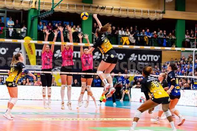 22.02.2026, GER, Volleyball, Frauen, Saison 25 26, ZOI DVV-Pokal, Halbfinale, VfB 91 Suhl Lotto Thueringen - Allianz MTV Stuttgart Pia Kaestner (Allianz MTV Stuttgart), Lucia Varela (Allianz MTV Stuttgart), Antonia Stautz (Allianz MTV Stuttgart), Monika Brancuska (VfB 91 Suhl Lotto Thueringen) 98527 Suhl Sporthalle Wolfsgrube Thüringen Deutschland