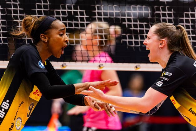 22.02.2026, GER, Volleyball, Frauen, Saison 25 26, ZOI DVV-Pokal, Halbfinale, VfB 91 Suhl Lotto Thueringen - Allianz MTV Stuttgart Sanaa Dotson (VfB 91 Suhl Lotto Thueringen), Lara Nagels (VfB 91 Suhl Lotto Thueringen) 98527 Suhl Sporthalle Wolfsgrube Thüringen Deutschland
