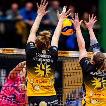 22.02.2026, GER, Volleyball, Frauen, Saison 25 26, ZOI DVV-Pokal, Halbfinale, VfB 91 Suhl Lotto Thueringen - Allianz MTV Stuttgart Eleanor Joyce Holthaus (Allianz MTV Stuttgart), Roosa Laakkonen (VfB 91 Suhl Lotto Thueringen), Lara Nagels (VfB 91 Suhl Lotto Thueringen) 98527 Suhl Sporthalle Wolfsgrube Thüringen Deutschland