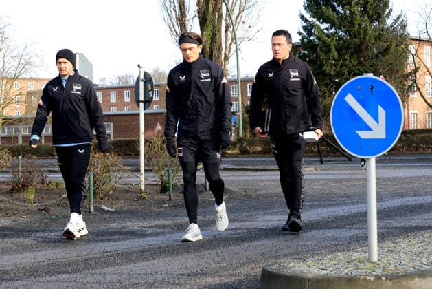 DEU, DFL, 2. FBL Hertha BSC, Training, 23.02.2026, Sportforum, Berlin, DEU, DFL, 2. FBL Hertha BSC, Training, im Bild Hertha-Spielerk gehen zum Trainingsplatz, Paul Seguin (Hertha BSC Berlin 30), Fabian Reese (Hertha BSC Berlin 11), Konditionstrainer Hendrik Kuchno (Hertha BSC Berlin) DFL - regulations prohibit any use of Photographs as image sequences and or quasi-video