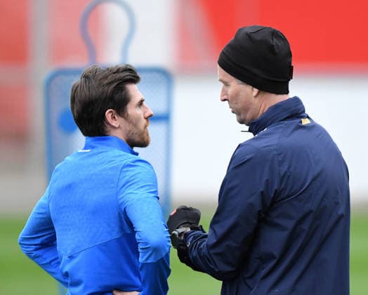 23.02.2026, xophax, Fussball , UEFA Champions League , 2025 2026 , Training von Bayer Leverkusen vor dem Spiel gegen Olympiakos Piräus. Jonas Hofmann und Trainer Kasper Hjulmand, rechts ( Bayer Leverkusen ) Leverkusen