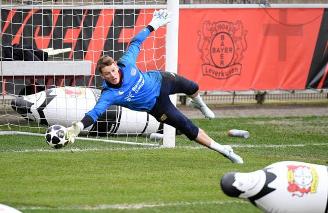 23.02.2026, xophax, Fussball , UEFA Champions League , 2025 2026 , Training von Bayer Leverkusen vor dem Spiel gegen Olympiakos Piräus. Jonas Omlin ( Bayer Leverkusen ) Leverkusen