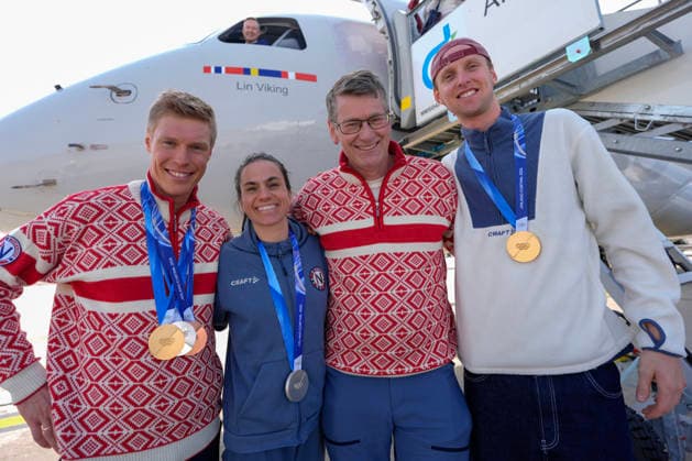 Winter Olympics in Milan Cortina 2026 Val di Fiemme, Italy 20260223. Martin Lowstrom Nyenget (left), Heidi Weng, Tore ovrebo and Sander Eitrem before boarding the plane to Oslo. The Danish captain Christian Michelsen is visible through the plane window. Photo: Lise Aserud NTB Val di Fiemme Italy EDITORIAL USE ONLY. RESTRICTED USE FOR BETTING COMPANIES Ref:_SPOycIyoZSR__g.jpg *** Winter Olympics in Milan Cortina 2026 Val di Fiemme, Italy 20260223 Martin Lowstrom Nyenget left , Heidi Weng, Tore ovrebo and Sander Eitrem before boarding the plane to Oslo The Danish captain Christian Michelsen is visible through the plane window Photo Lise Aserud NTB Val di Fiemme Italy EDITORIAL USE ONLY RESTRICTED USE FOR BETTING COMPANIES  Copyright: xLisexAserudxx xNTBx