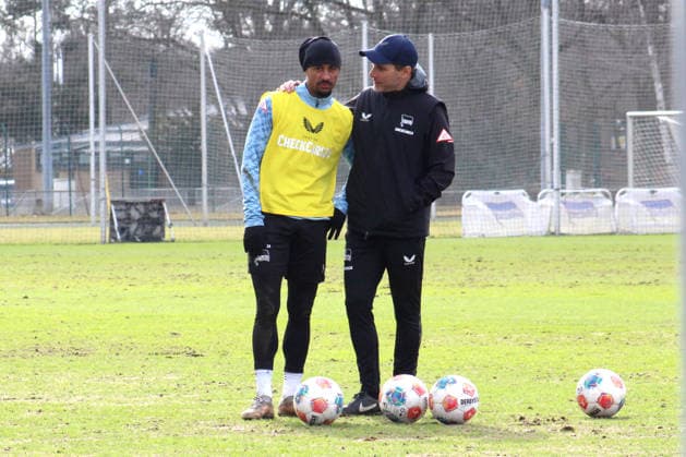 DEU, DFL, 2. FBL Hertha BSC, Training, 23.02.2026, Sportforum, Berlin, DEU, DFL, 2. FBL Hertha BSC, Training, im Bild Cheftrainer Stefan Leitl (Hertha BSC Berlin), Jeremy Dudziak (Hertha BSC Berlin 28) DFL - regulations prohibit any use of Photographs as image sequences and or quasi-video