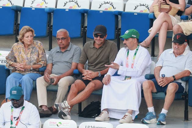 Roger Federer ist Ehrengast beim Turnier, Llks DDF CEO Ramesh Cidambi and rechts Turnierdirektor Sahlah Tahlak und Vater Robert Federer, Dubai Duty Free Tennis Championships, Dubai, U.A.E. Tennis - Dubai Tennis Championships 2025 - ATP, Tennis Herren - Dubai Duty Free Tennis Stadium - Dubai - - United Arab Emirates - 23 February 2026. Copyright: xJuergenxHasenkopfx