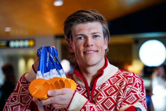Johannes Hosflot Klaebo lander pa Vaernes lufthavn Stjordal 20260223. Johannes Hosflot Klaebo tilbake pa norsk jord med sine 6 olympiske gullmedaljer etter OL i Italia. Foto: Ole Martin Wold NTB Stjordal Norge EDITORIAL USE ONLY. RESTRICTED USE FOR BETTING COMPANIES Ref:_SPOIHMIpGOOAzE.jpg *** Johannes Hosflot Klaebo lands at Vaernes Airport Stjordal 20260223 Johannes Hosflot Klaebo back on Norwegian soil with his 6 Olympic gold medals after the Olympics in Italy Photo Ole Martin Wold NTB Stjordal Norway EDITORIAL USE ONLY RESTRICTED USE FOR BETTING COMPANIES  Copyright: xOlexMartinxWoldx xNTBx