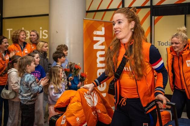 SCHIPHOL - TeamNL athletes and staff are welcomed in the arrivals hall at Schiphol Airport after the Winter Olympics in Milan and Cortina. DINGENA MOL ANP netherlands out - belgium out Schiphol xVIxxIVx 551562658 originalFilename: 551562658.jpg