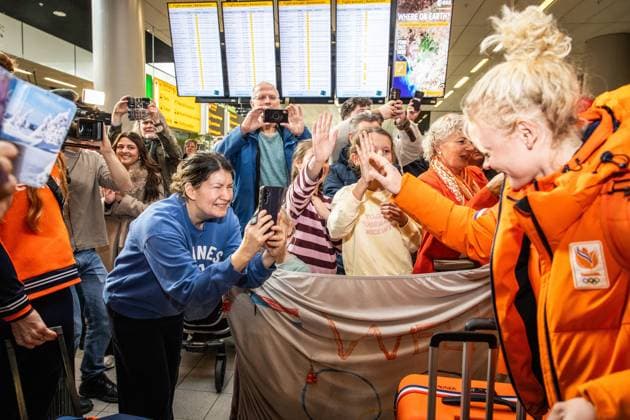 SCHIPHOL - TeamNL athletes and staff are welcomed in the arrivals hall at Schiphol Airport after the Winter Olympics in Milan and Cortina. DINGENA MOL ANP netherlands out - belgium out Schiphol xVIxxIVx 551562853 originalFilename: 551562853.jpg