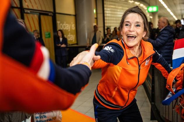 SCHIPHOL - TeamNL athletes and staff are welcomed in the arrivals hall at Schiphol Airport after the Winter Olympics in Milan and Cortina. DINGENA MOL ANP netherlands out - belgium out Schiphol xVIxxIVx 551568019 originalFilename: 551568019.jpg