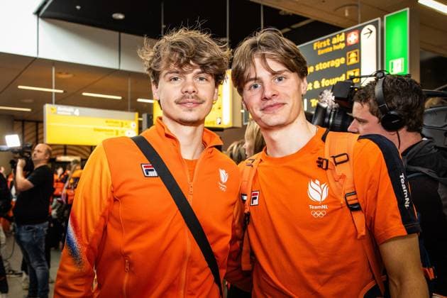 SCHIPHOL - Jens and Melle van t Wout at Schiphol Airport after the Winter Olympics in Milan and Cortina. DINGENA MOL ANP netherlands out - belgium out Schiphol xVIxxIVx 551568080 originalFilename: 551568080.jpg