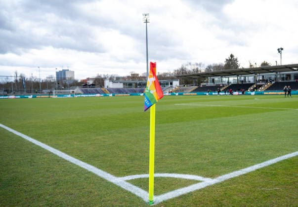 Deutschland: Fussball Google Pixel Frauen-Bundesliga 2025 2026 - Eintracht Frankfurt vs SC Freiburg - 19. Spieltag - Am Brentanobad-Stadion (Frankfurt): Die Eckfahne am Rand des Spielfelds, Sportstätte, Totale, innen Innenansicht Copyright: xOrhanxHabashx