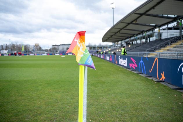 Deutschland: Fussball Google Pixel Frauen-Bundesliga 2025 2026 - Eintracht Frankfurt vs SC Freiburg - 19. Spieltag - Am Brentanobad-Stadion (Frankfurt): Die Eckfahne am Rand des Spielfelds Copyright: xOrhanxHabashx