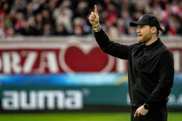Freiburg, Germany, February 22nd 2026: Borissia Mönchengladbach head coach, Eugen Polanski giving instructions to his team before the German Bundesliga football match between SC Freiburg and Borussia Möchengladbach at Europapark-Stadium in Freiburg, Germany. (Frank Scherer SPP) Copyright: xFrankxSchererx xSPPx Sportspressphoto_SPR96984