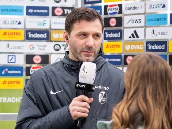Deutschland: Fussball Google Pixel Frauen-Bundesliga 2025 2026 - Eintracht Frankfurt vs SC Freiburg - 19. Spieltag - Am Brentanobad-Stadion (Frankfurt): auf dem Spielfeld beim Presseinterview Edmond Kapllani (Cheftrainer, SC Freiburg) Copyright: xOrhanxHabashx
