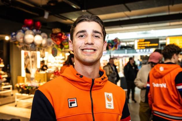 SCHIPHOL - TeamNL athletes and staff are welcomed in the arrivals hall at Schiphol Airport after the Winter Olympics in Milan and Cortina. DINGENA MOL ANP netherlands out - belgium out Schiphol xVIxxIVx 551568264 originalFilename: 551568264.jpg