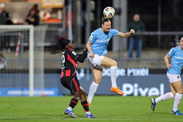 Nicole Anyomi (Eintracht Frankfurt) und Julia Stierli (SC Freiburg) kaempfen um den Ball, Google Pixel Frauen-Bundesliga, Eintracht Frankfurt v SC Freiburg, Stadion am Brentanobad am 23. February 2026 in Frankfurt, Deutschland. (Foto von Marco Steinbrenner DeFodi Images) Nicole Anyomi (Eintracht Frankfurt) und Julia Stierli (SC Freiburg) battle for the ball, Google Pixel Frauen-Bundesliga, Eintracht Frankfurt v SC Freiburg, Stadion am Brentanobad, February 23, 2026 in Frankfurt, Germany. (Photo by Marco Steinbrenner DeFodi Images) DFB DFL REGULATIONS PROHIBIT ANY USE OF PHOTOGRAPHS AS IMAGE SEQUENCES AND OR QUASI-VIDEO. -