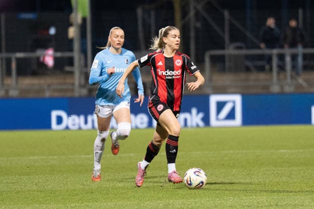23.02.2026, xhfmx, Fussball Google Pixel Frauen-Bundesliga, Eintracht Frankfurt - SC Freiburg v.l. Tessa Blumenberg (SC Freiburg Frauen) , Nadine Riesen (Eintracht Frankfurt Frauen) (DFL DFB REGULATIONS PROHIBIT ANY USE OF PHOTOGRAPHS as IMAGE SEQUENCES and or QUASI-VIDEO) Frankfurt am Main