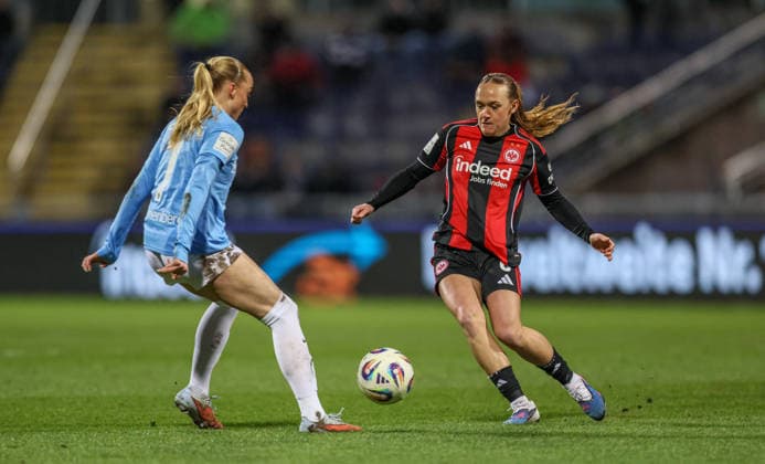 GER, Frankfurt, Eintracht Frankfurt vs SC Freiburg, Google Pixel Bundesliga, Fussball, DFB, Spielzeit 2025 2026, Stadion am Brentanobad, 19. Spieltag im Bild v.l.: Tessa Blumenberg (SC Freiburg Frauen 7) , Lisanne Gräwe (Eintracht Frankfurt Frauen 8) DFB DFL REGULATIONS PROHIBIT ANY USE OF PHOTOGRAPHS AS IMAGE SEQUENCES AND OR QUASI-VIDEO, 23.02.2026 Copyright: HMBxMedia HendrikxHamelau